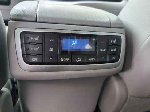 Used 2019 Toyota Highlander Limited Platinum FWD image 37