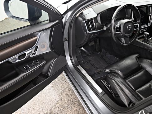 Used 2018 Volvo V90 T6 Cross Country w/ Convenience Package image 3