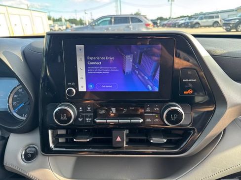 Used 2023 Toyota Highlander LE AWD/4WD image 15