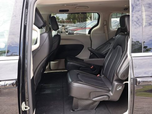 Used 2023 Chrysler Pacifica Touring-L FWD image 30