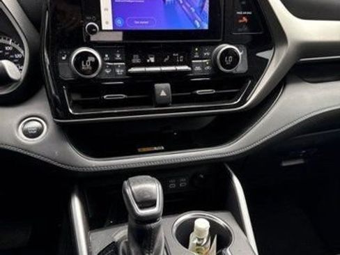 Used 2024 Toyota Highlander XLE FWD image 7