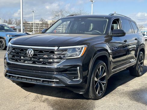 Certified 2025 Volkswagen Atlas SEL Premium R-Line image 3