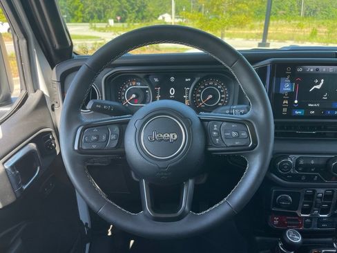 Used 2025 Jeep Gladiator Mojave w/ Convenience Group AWD/4WD image 24