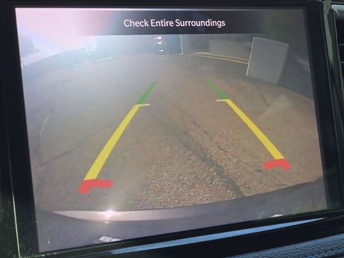 Used 2021 Chrysler Pacifica Touring-L FWD image 19