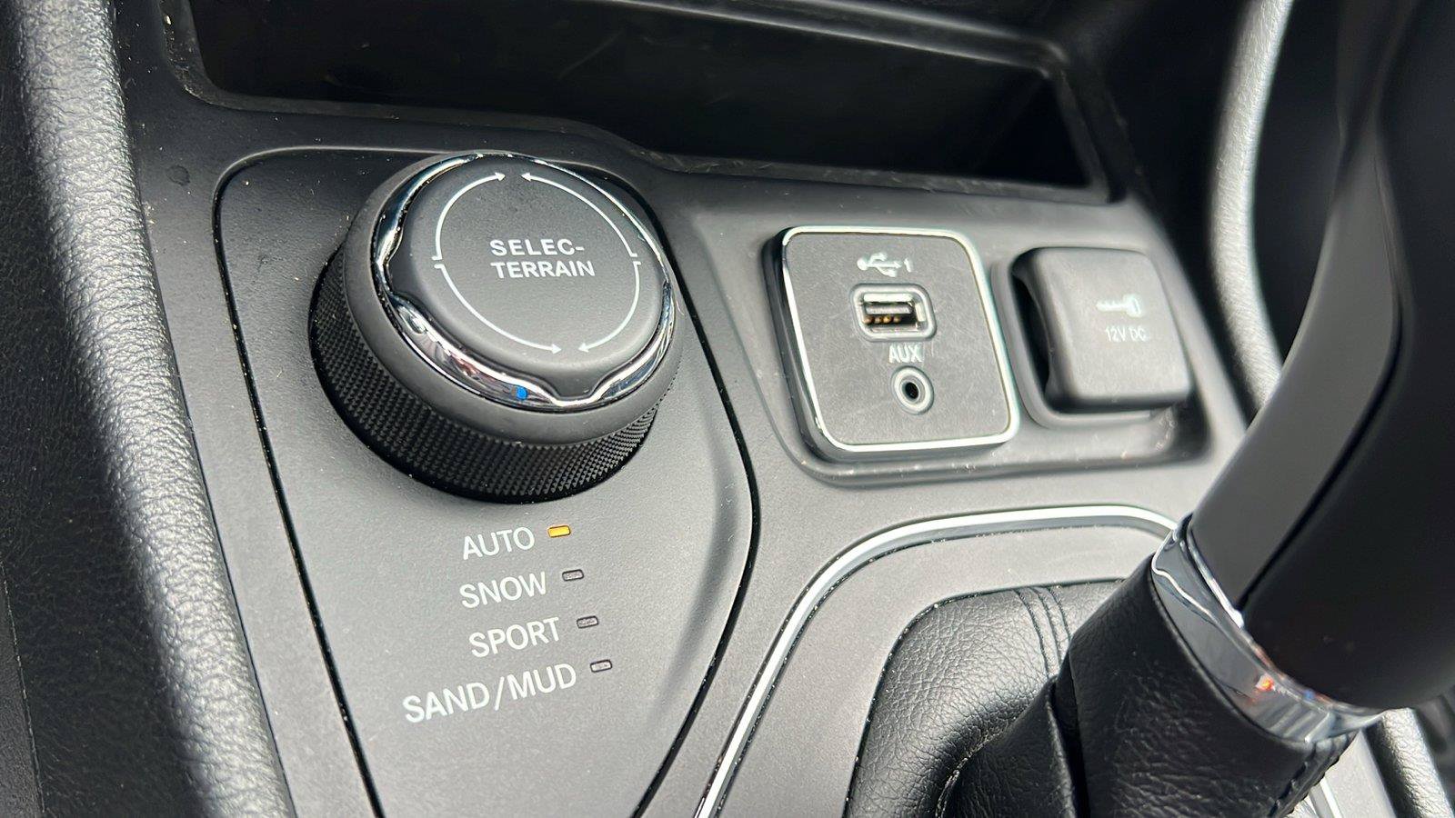 Used 2022 Jeep Cherokee Latitude w/ Sun & Sound Group AWD/4WD image 25