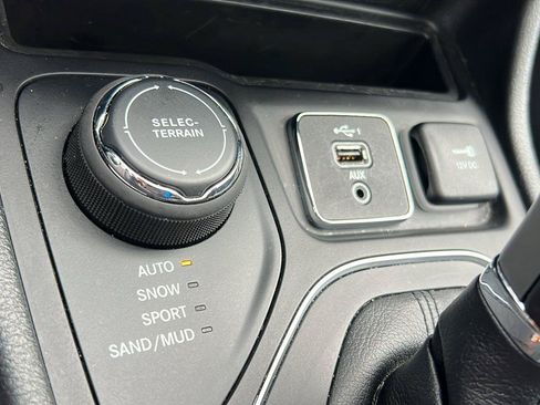 Used 2022 Jeep Cherokee Latitude w/ Sun & Sound Group AWD/4WD image 25