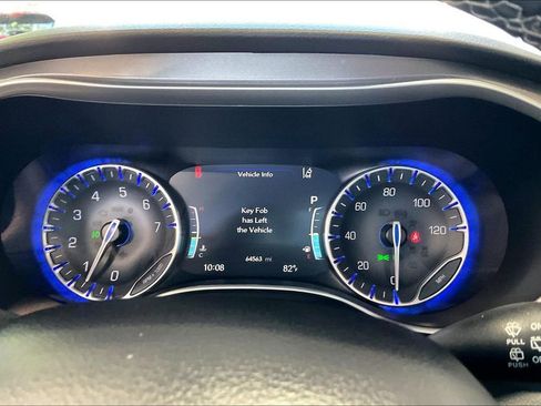 Used 2023 Chrysler Pacifica Touring-L FWD image 7
