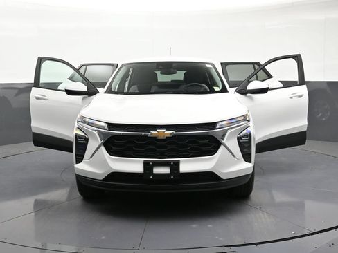 Certified 2025 Chevrolet Trax LS w/ LS Convenience Package FWD image 37