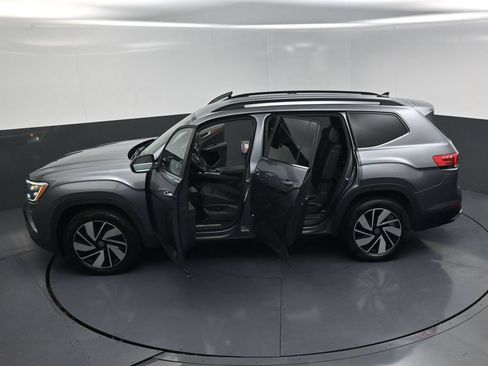 Used 2025 Volkswagen Atlas SE FWD image 16