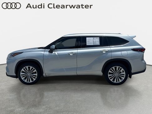 Used 2025 Toyota Highlander Platinum AWD/4WD image 2