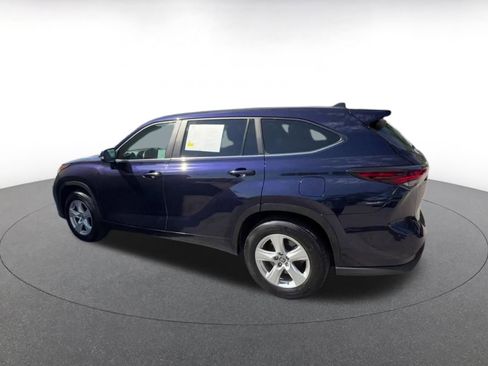 Used 2025 Toyota Highlander LE FWD image 10
