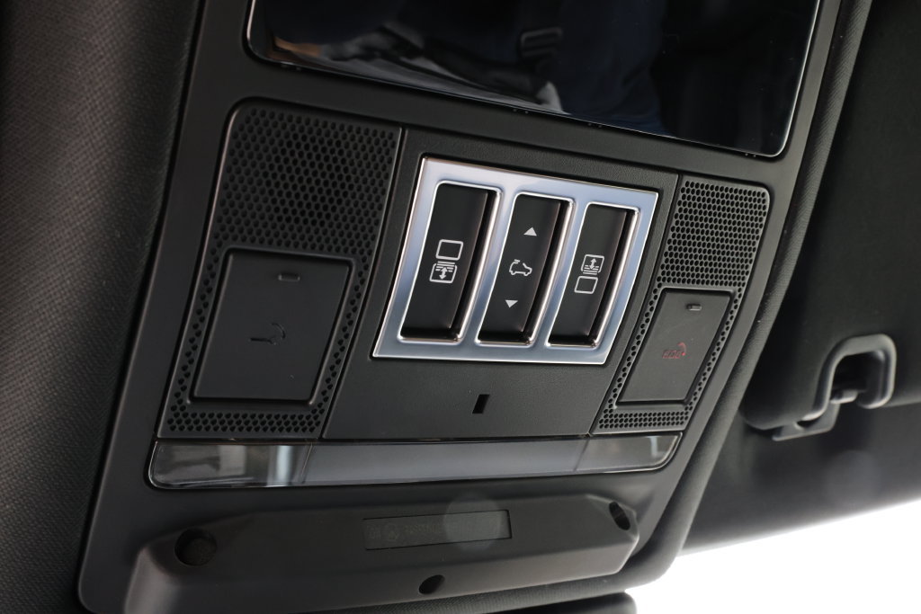 New 2026 Land Rover Discovery Limited Edition AWD/4WD image 32