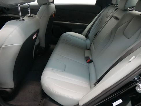 Used 2025 Hyundai Elantra Limited image 31