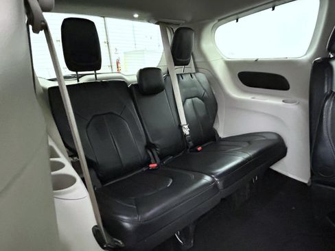 Certified 2022 Chrysler Pacifica Touring-L FWD image 18
