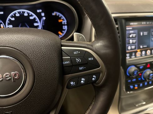 Used 2017 Jeep Grand Cherokee Overland w/ Jeep Active Safety Group image 40