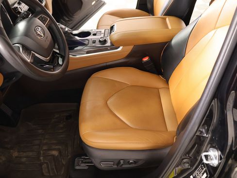 Used 2022 Toyota Highlander Platinum image 12