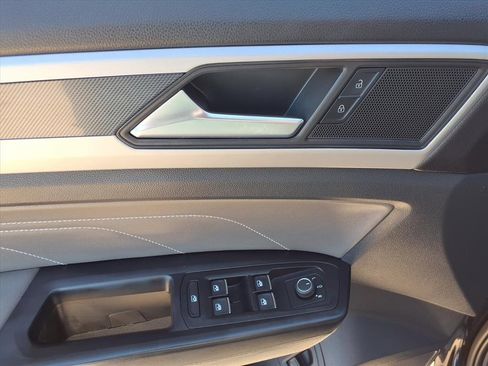 Used 2021 Volkswagen Atlas Cross Sport SE w/ Panoramic Sunroof Package image 21