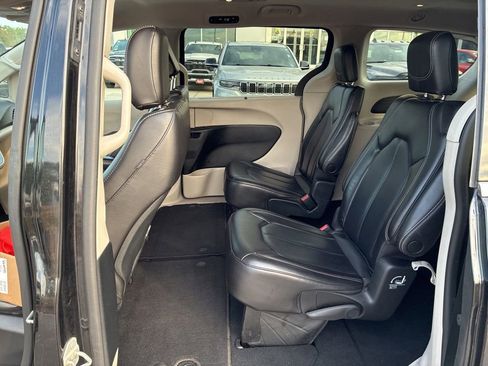 Used 2023 Chrysler Pacifica Touring-L FWD image 21