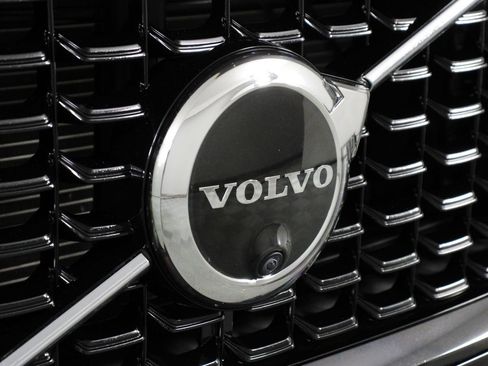 Certified 2023 Volvo XC60 B5 Ultimate w/ Climate Package image 27