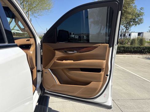 Used 2016 Cadillac Escalade Platinum image 24