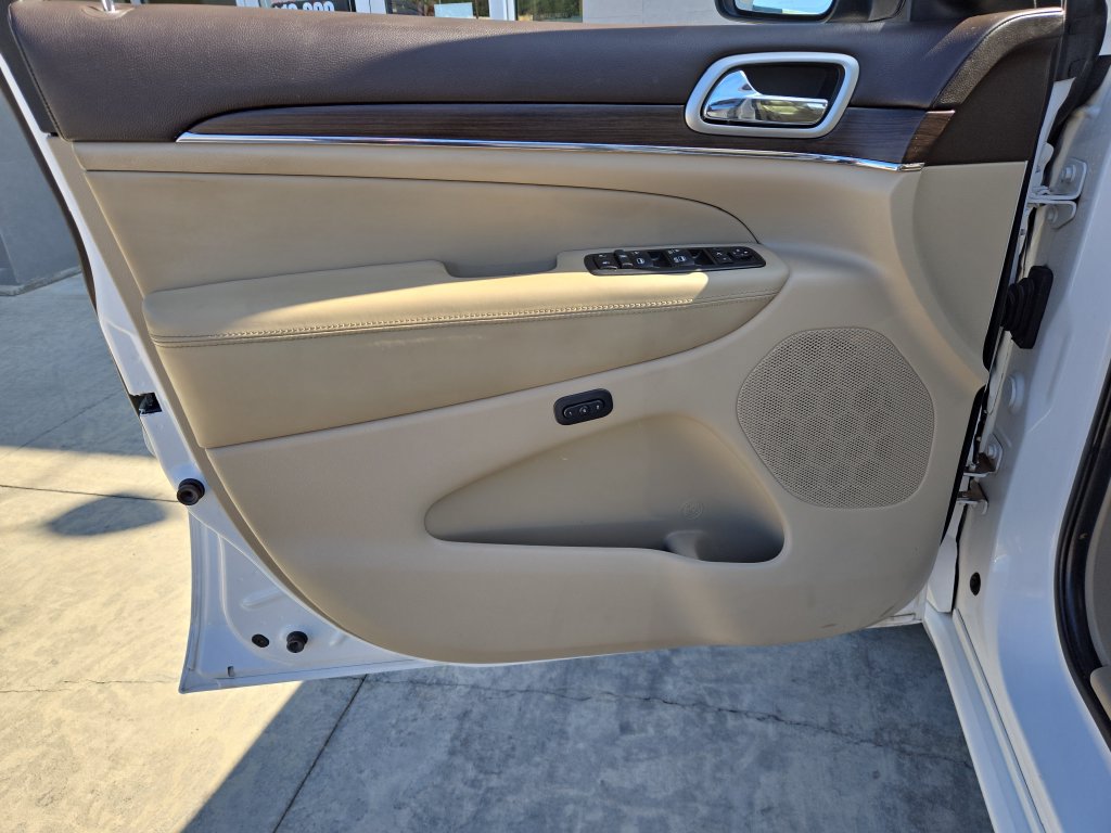 Used 2018 Jeep Grand Cherokee Overland AWD/4WD image 12