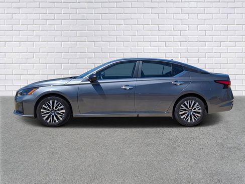 Used 2025 Nissan Altima 2.5 SV FWD image 2
