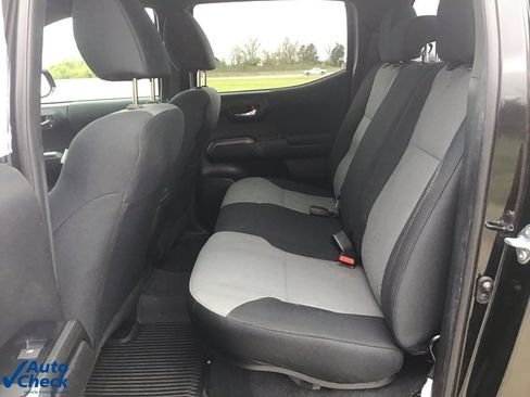 Used 2023 Toyota Tacoma TRD Off-Road image 12