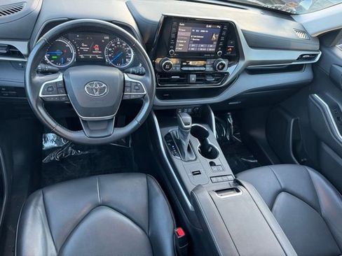 Used 2022 Toyota Highlander XLE AWD/4WD image 10