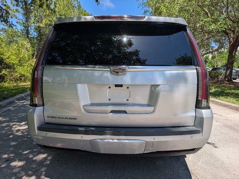 Used 2019 Cadillac Escalade Luxury AWD/4WD image 6
