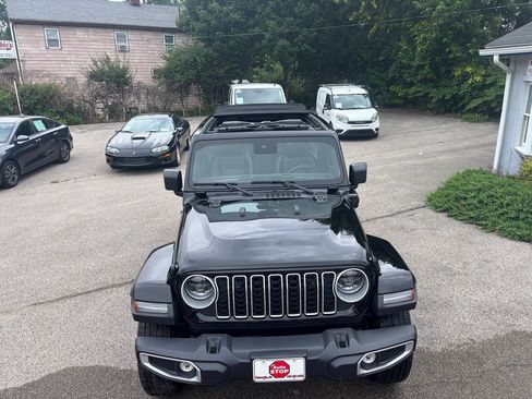 Used 2025 Jeep Wrangler Unlimited Sahara AWD/4WD image 10