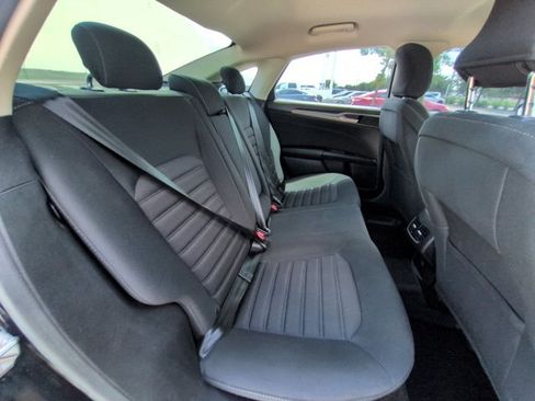 Used 2018 Ford Fusion SE w/ Fusion SE Technology Package FWD image 17