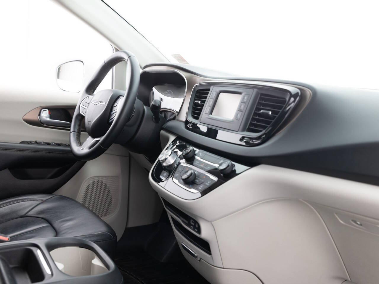 Used 2017 Chrysler Pacifica Touring-L FWD image 27