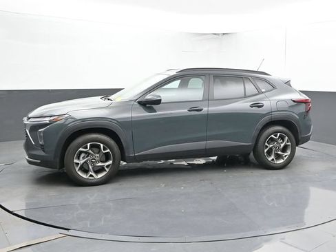 Used 2025 Chevrolet Trax LT FWD image 8