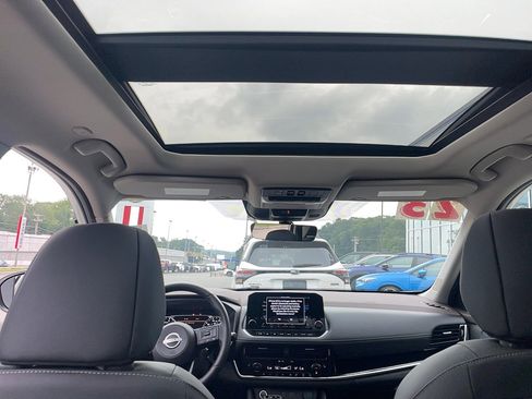 Used 2023 Nissan Rogue SL w/ SL Premium Package image 7