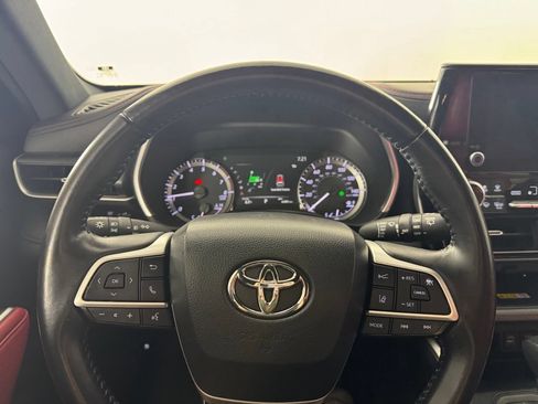 Used 2023 Toyota Highlander XSE FWD image 16