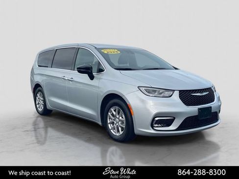 Used 2026 Chrysler Pacifica Select FWD image 1