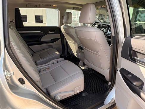 Used 2019 Toyota Highlander Limited Platinum image 16