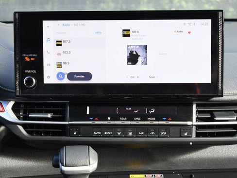 Used 2025 Toyota Sienna XLE Woodland Edition image 21