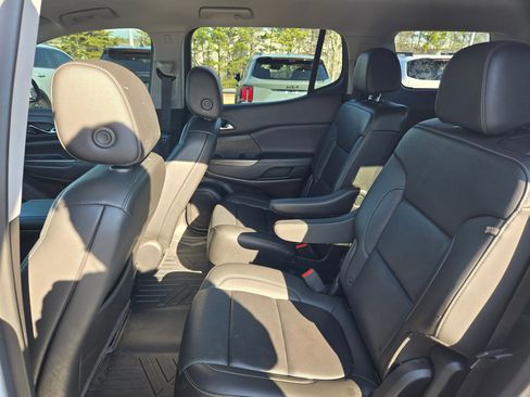 Used 2023 GMC Acadia SLT image 32