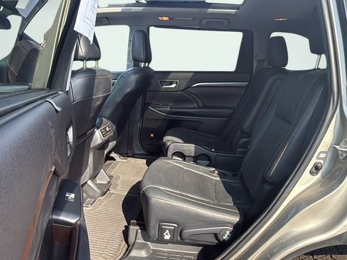 Used 2016 Toyota Highlander Limited Platinum w/ Four Season Floor Mat Package AWD/4WD image 37