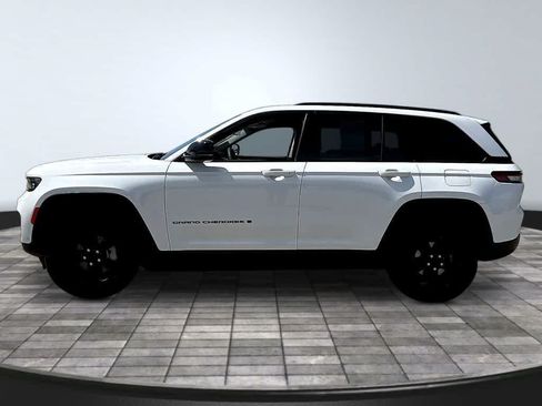 Used 2023 Jeep Grand Cherokee Limited w/ Luxury Tech Group II AWD/4WD image 4