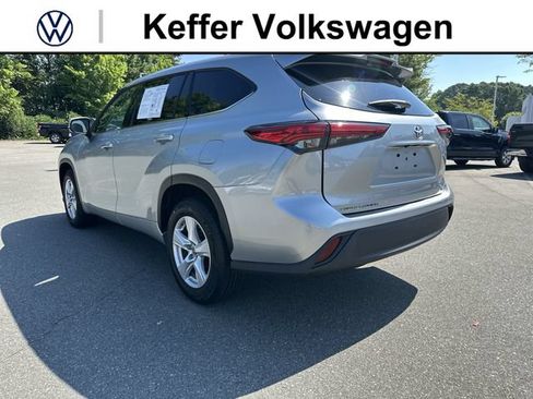 Used 2022 Toyota Highlander LE FWD image 3