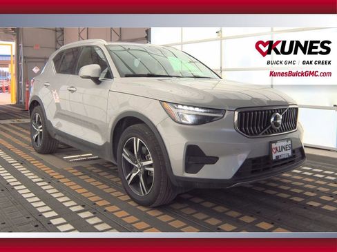 Used 2024 Volvo XC40 B5 Core image 6