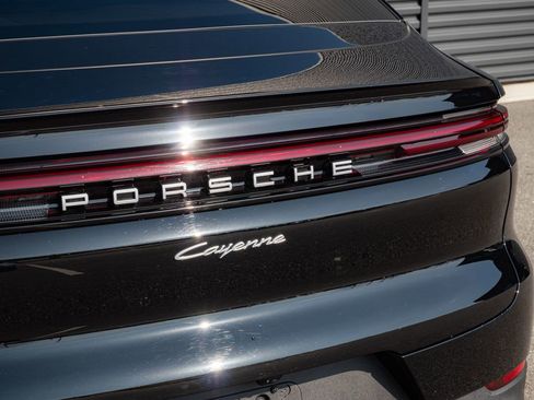 Certified 2024 Porsche Cayenne Coupe image 38