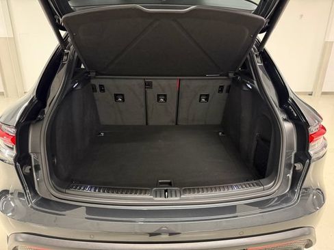 Used 2026 Porsche Macan AWD/4WD image 24