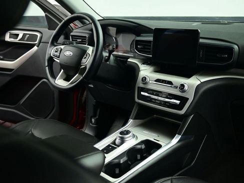 Used 2020 Ford Explorer XLT w/ Equipment Group 202A image 28