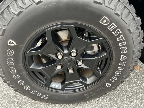 Used 2021 Jeep Gladiator Willys image 11