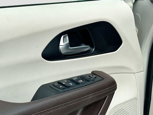 Used 2020 Chrysler Pacifica Touring FWD image 17