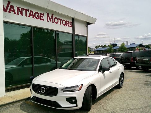 Used 2022 Volvo S60 B5 Momentum AWD/4WD image 1