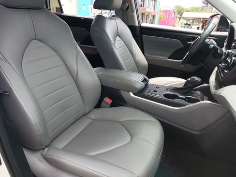 Used 2023 Toyota Highlander XLE FWD image 16